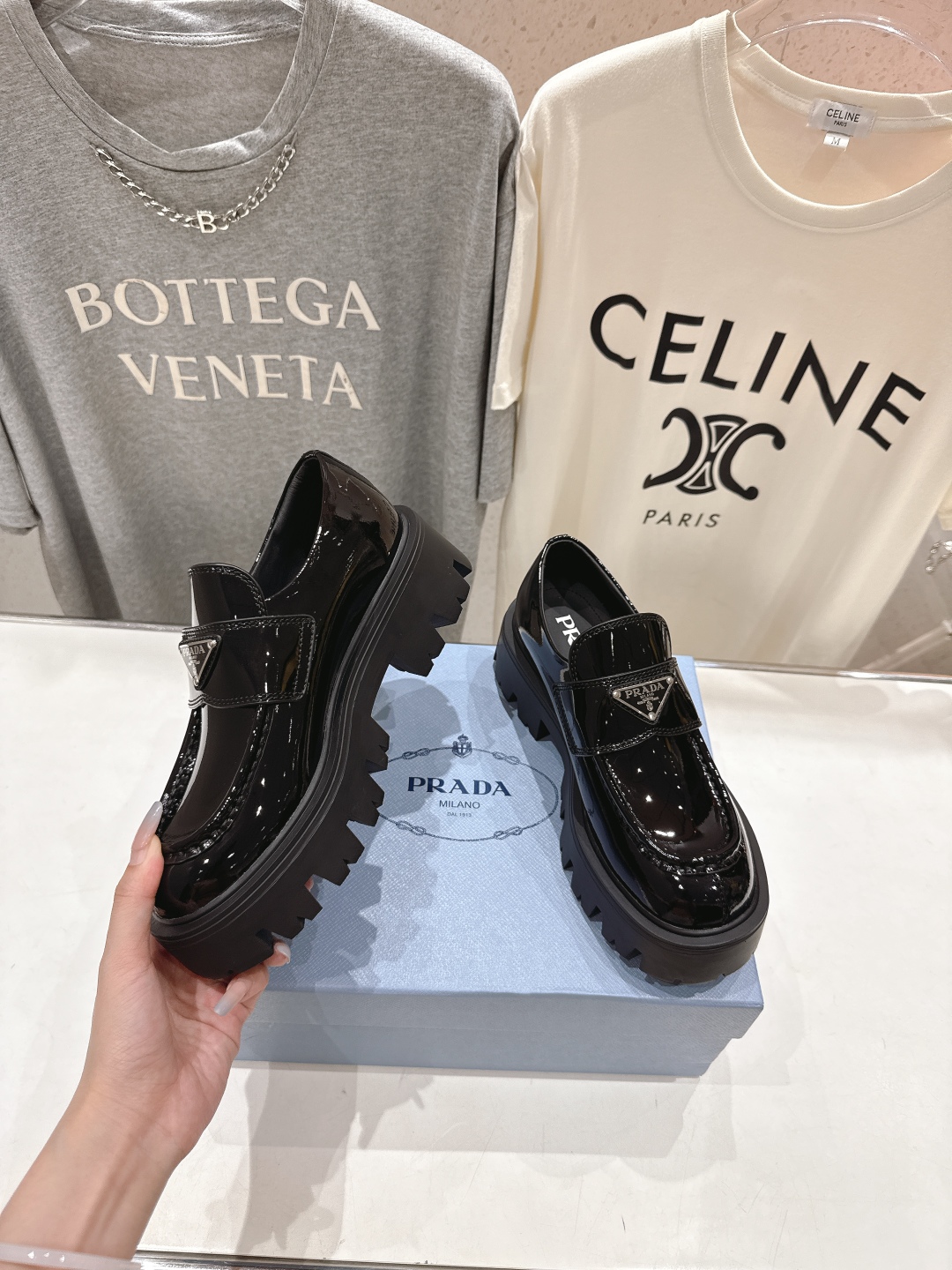 高版本出厂  
 prada* 普拉达ss25new arrival～P家2025ss新品三角扣单鞋乐福