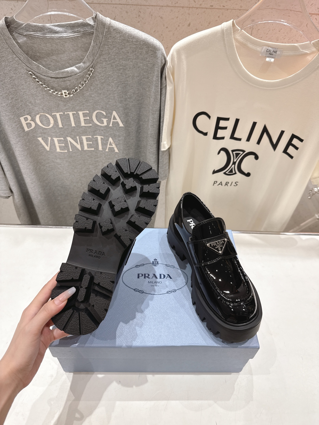 高版本出厂  
 prada* 普拉达ss25new arrival～P家2025ss新品三角扣单鞋乐福