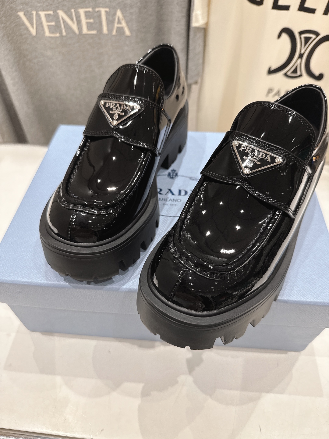 高版本出厂  
 prada* 普拉达ss25new arrival～P家2025ss新品三角扣单鞋乐福