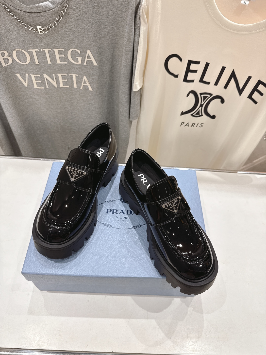 高版本出厂  
 prada* 普拉达ss25new arrival～P家2025ss新品三角扣单鞋乐福