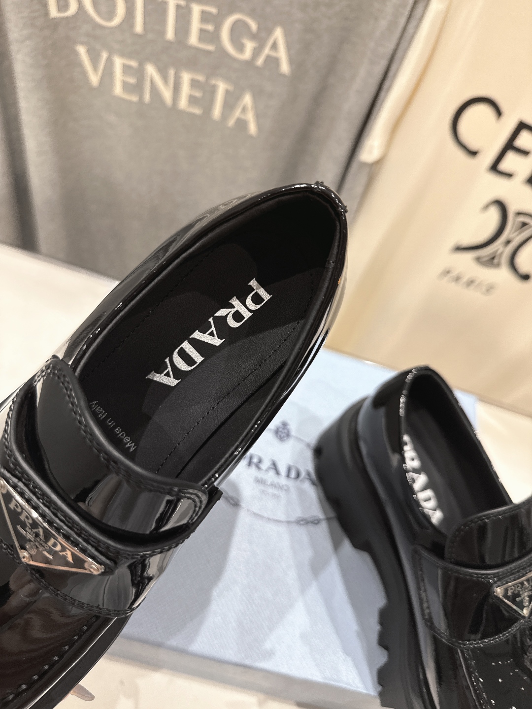 高版本出厂  
 prada* 普拉达ss25new arrival～P家2025ss新品三角扣单鞋乐福