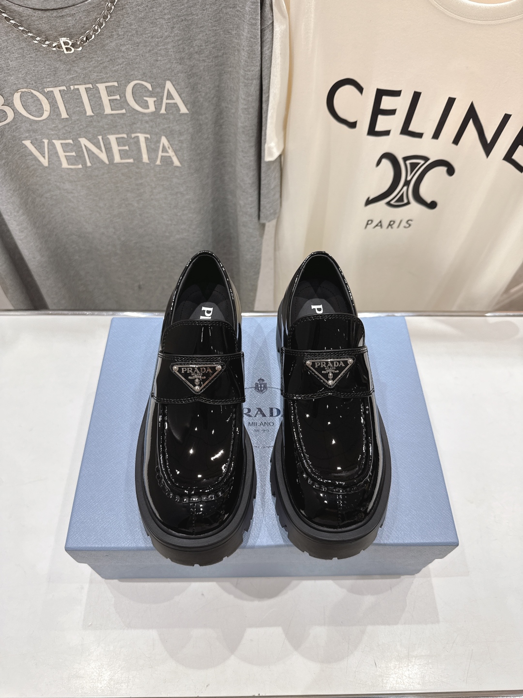 高版本出厂  
 prada* 普拉达ss25new arrival～P家2025ss新品三角扣单鞋乐福