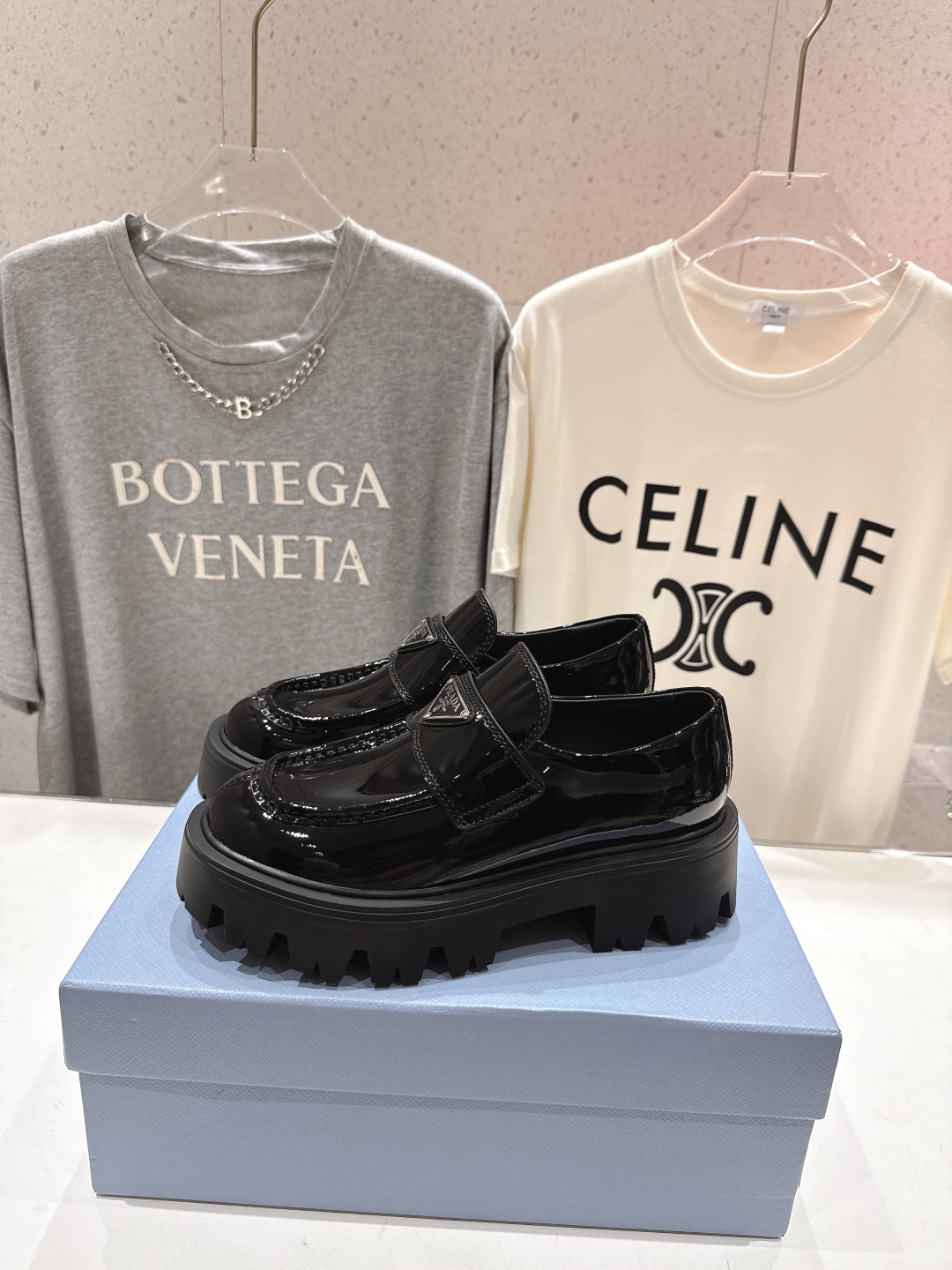 高版本出厂  
 prada* 普拉达ss25new arrival～P家2025ss新品三角扣单鞋乐福