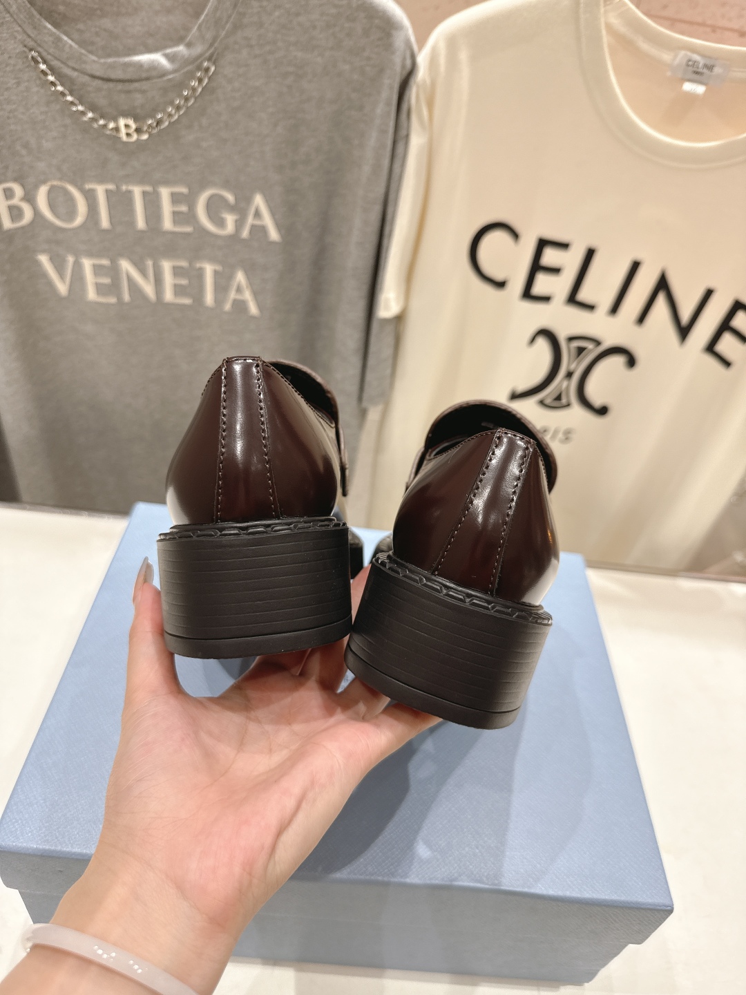 高版本出厂  
 prada* 普拉达ss25new arrival～P家2025ss新品三角扣单鞋乐福