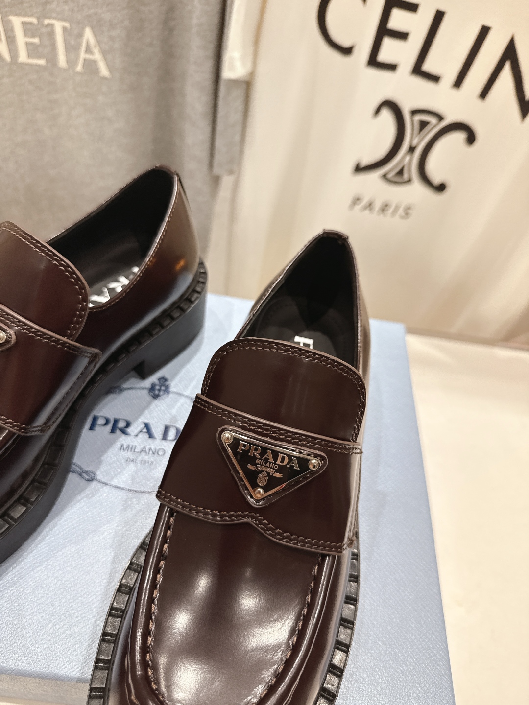 高版本出厂  
 prada* 普拉达ss25new arrival～P家2025ss新品三角扣单鞋乐福
