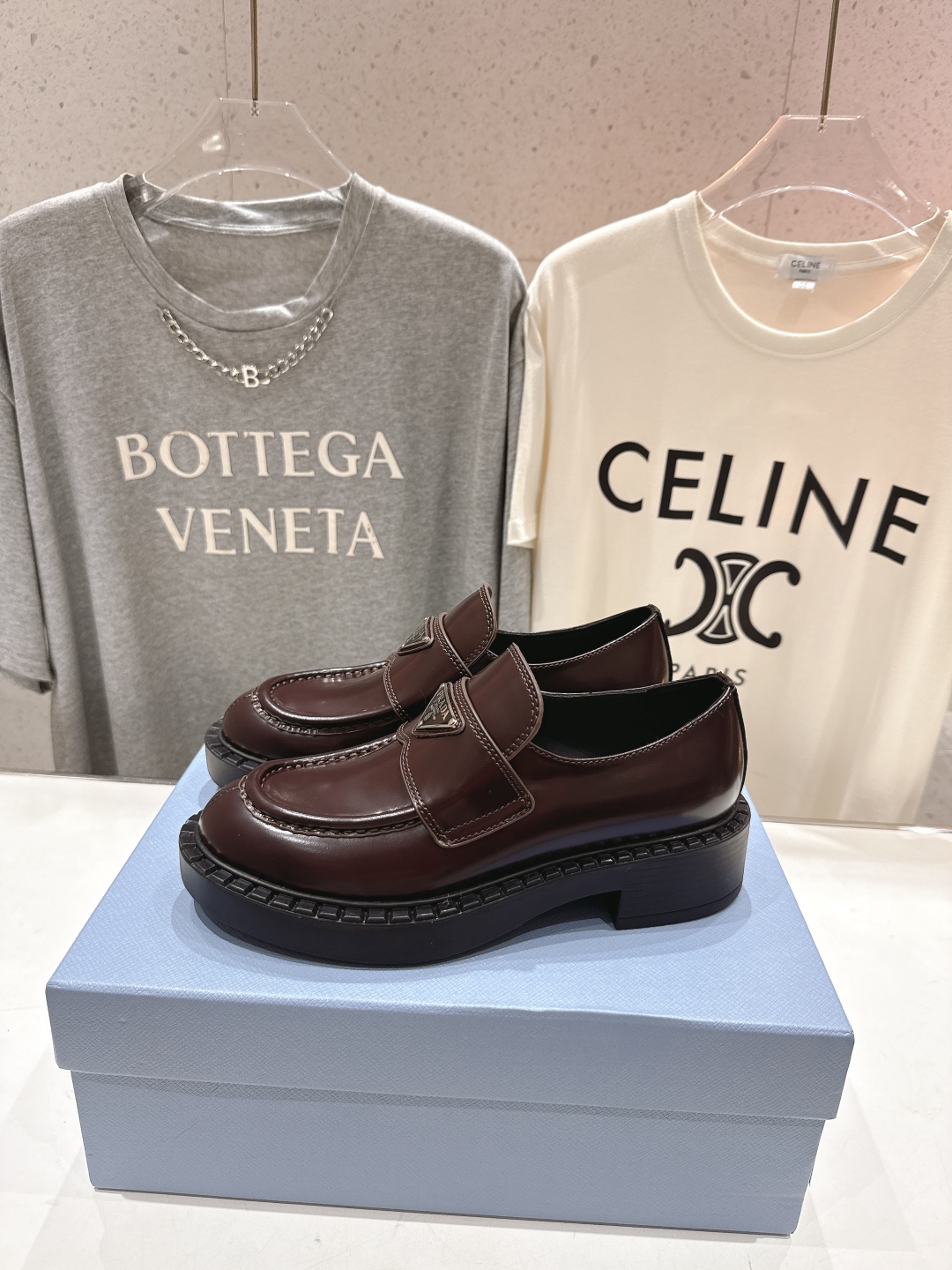 高版本出厂  
 prada* 普拉达ss25new arrival～P家2025ss新品三角扣单鞋乐福