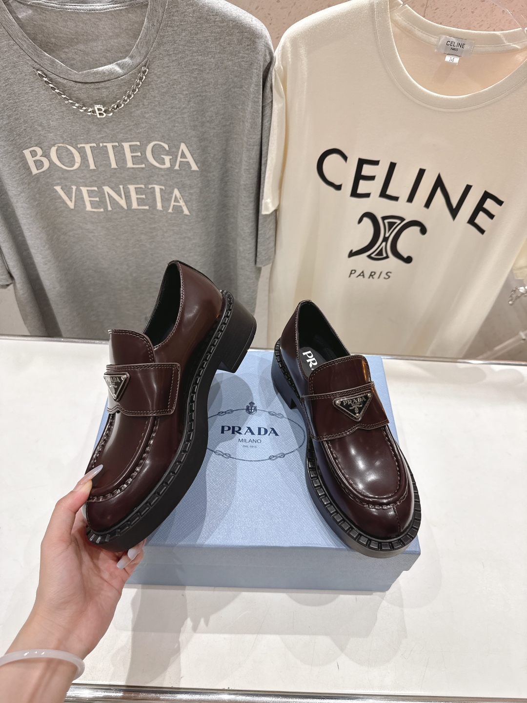 高版本出厂  
 prada* 普拉达ss25new arrival～P家2025ss新品三角扣单鞋乐福