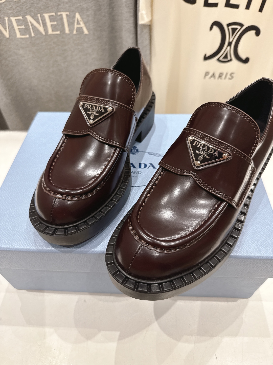 高版本出厂  
 prada* 普拉达ss25new arrival～P家2025ss新品三角扣单鞋乐福