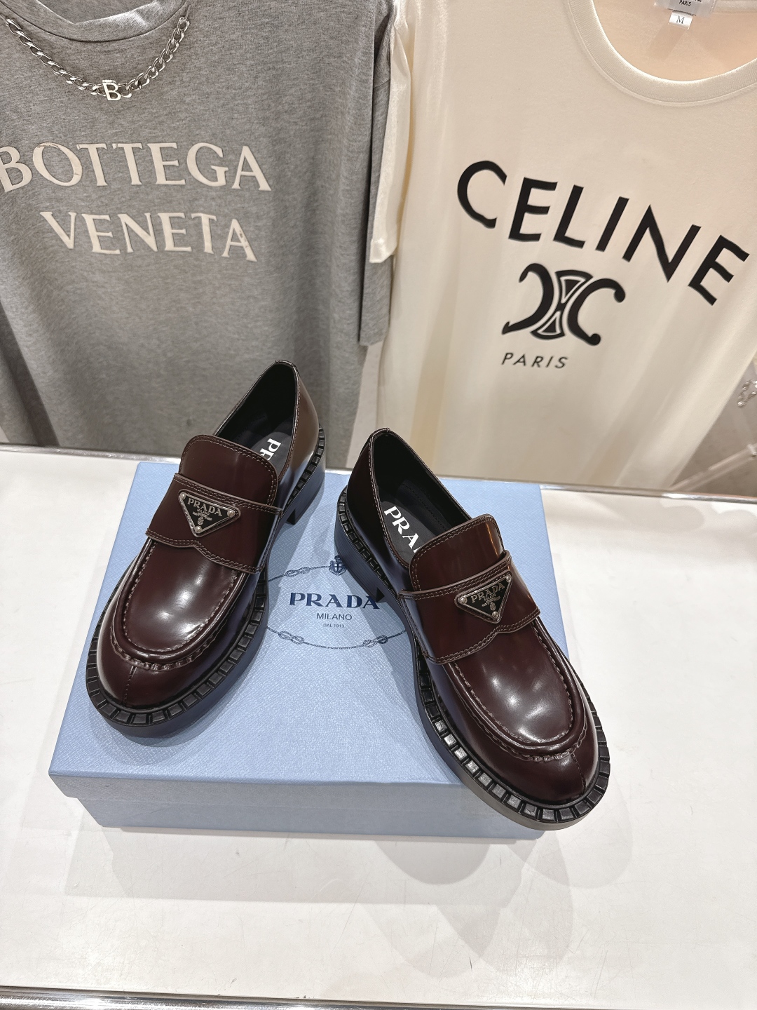 高版本出厂  
 prada* 普拉达ss25new arrival～P家2025ss新品三角扣单鞋乐福