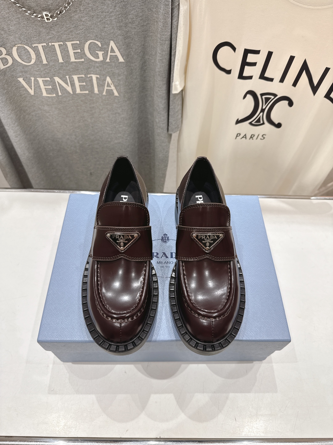 高版本出厂  
 prada* 普拉达ss25new arrival～P家2025ss新品三角扣单鞋乐福