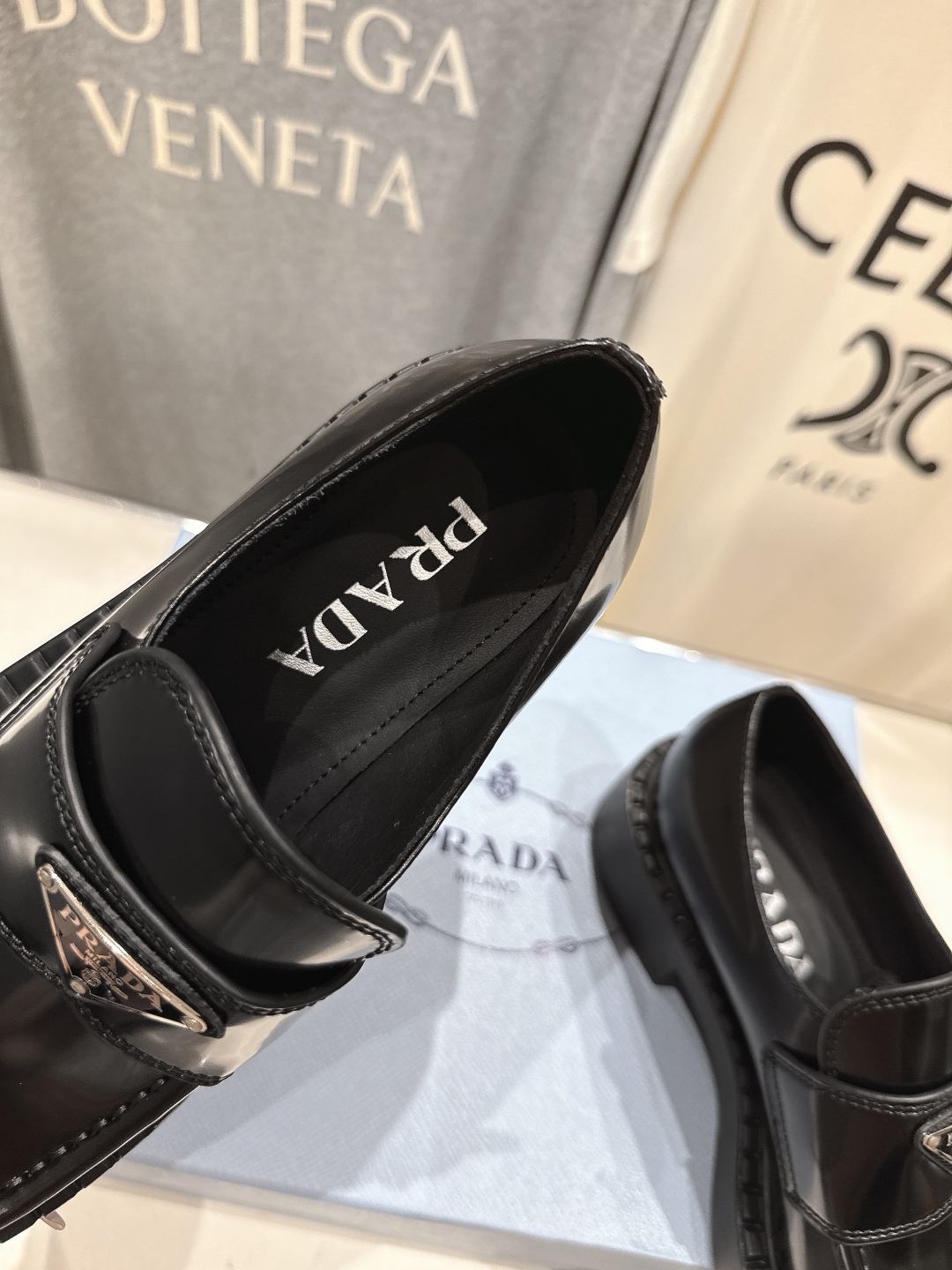 高版本出厂  
 prada* 普拉达ss25new arrival～P家2025ss新品三角扣单鞋乐福