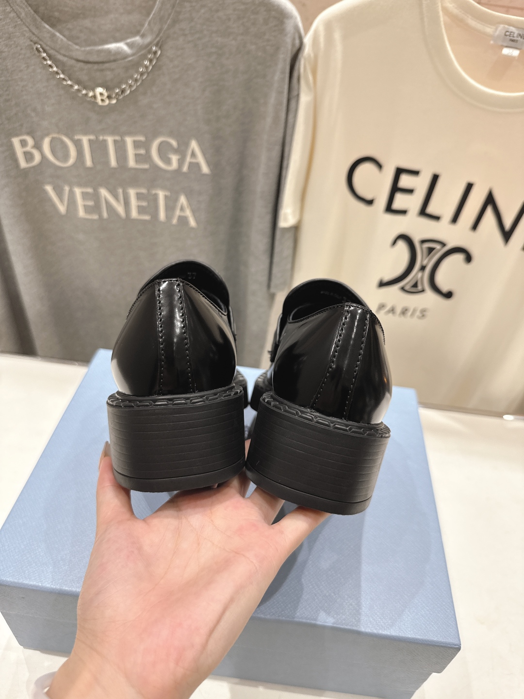 高版本出厂  
 prada* 普拉达ss25new arrival～P家2025ss新品三角扣单鞋乐福