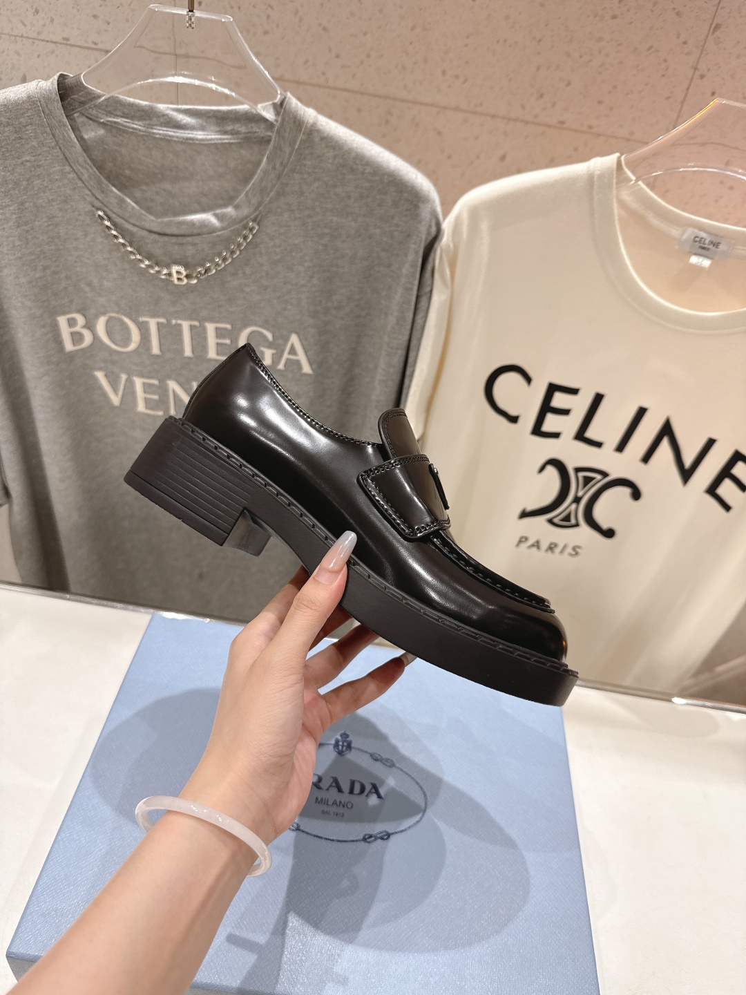 高版本出厂  
 prada* 普拉达ss25new arrival～P家2025ss新品三角扣单鞋乐福