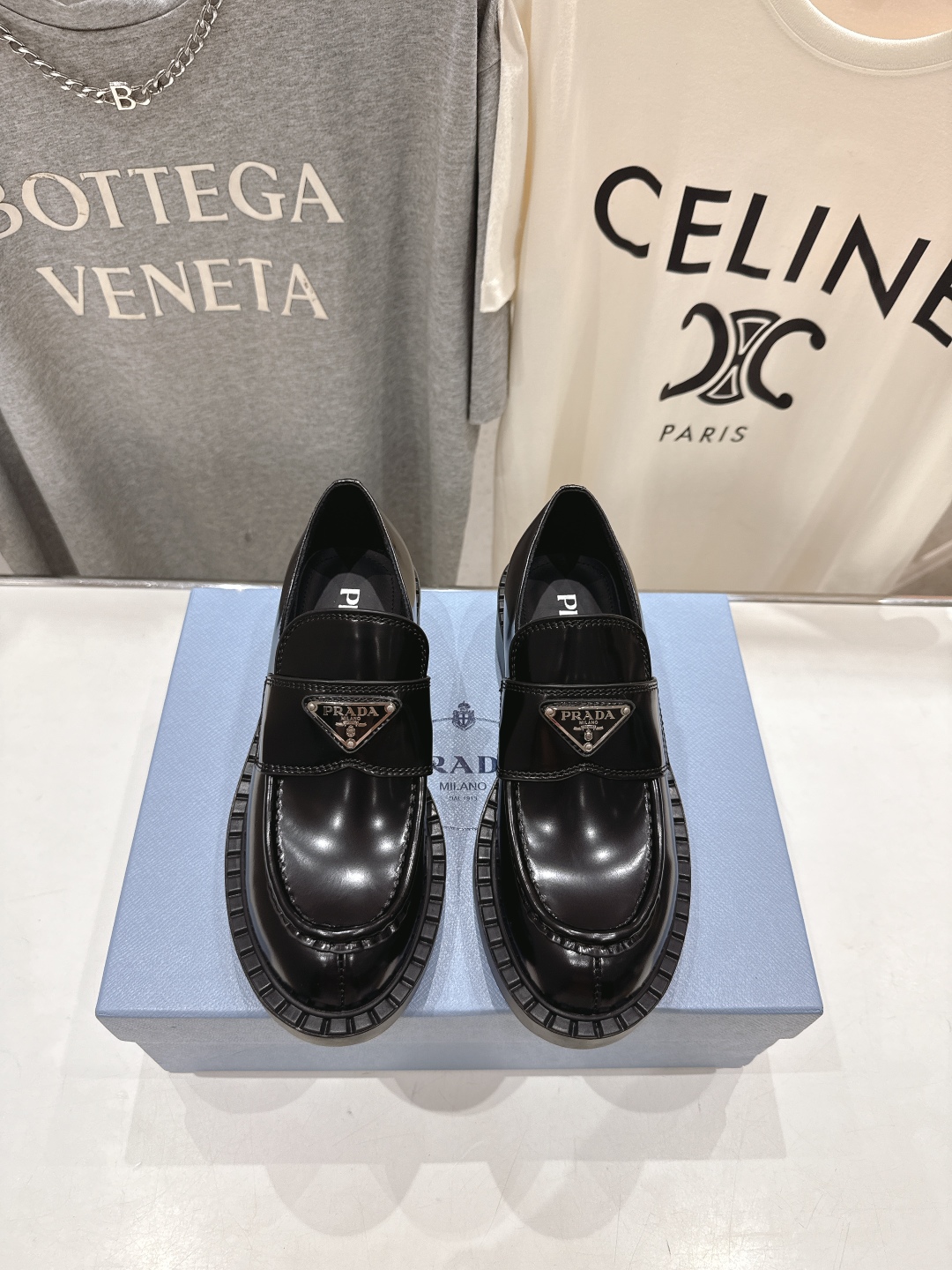 高版本出厂  
 prada* 普拉达ss25new arrival～P家2025ss新品三角扣单鞋乐福