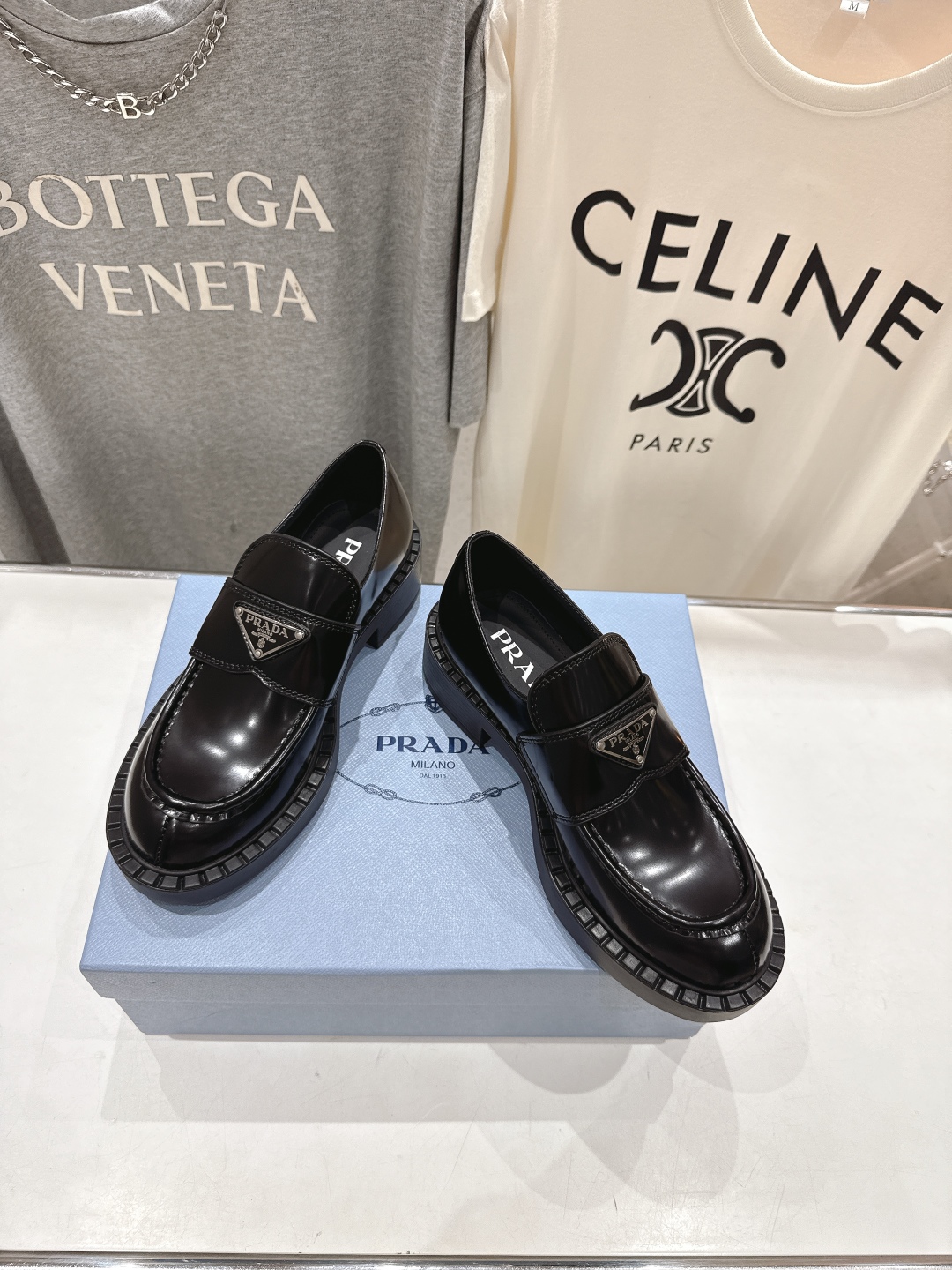 高版本出厂  
 prada* 普拉达ss25new arrival～P家2025ss新品三角扣单鞋乐福