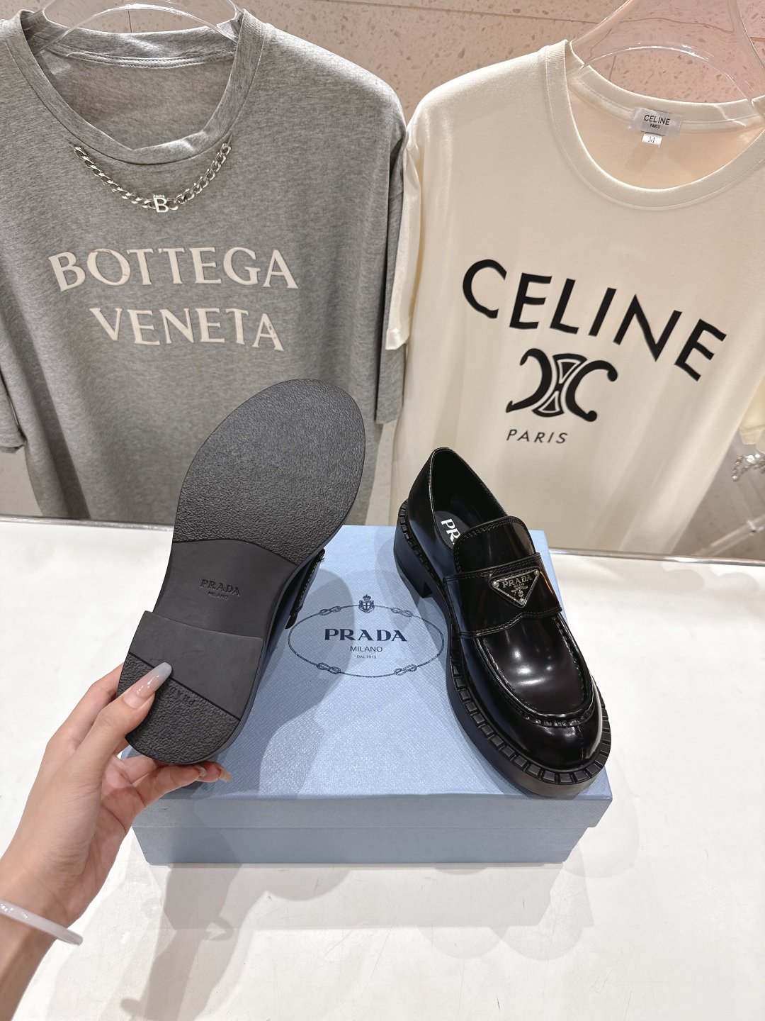 高版本出厂  
 prada* 普拉达ss25new arrival～P家2025ss新品三角扣单鞋乐福