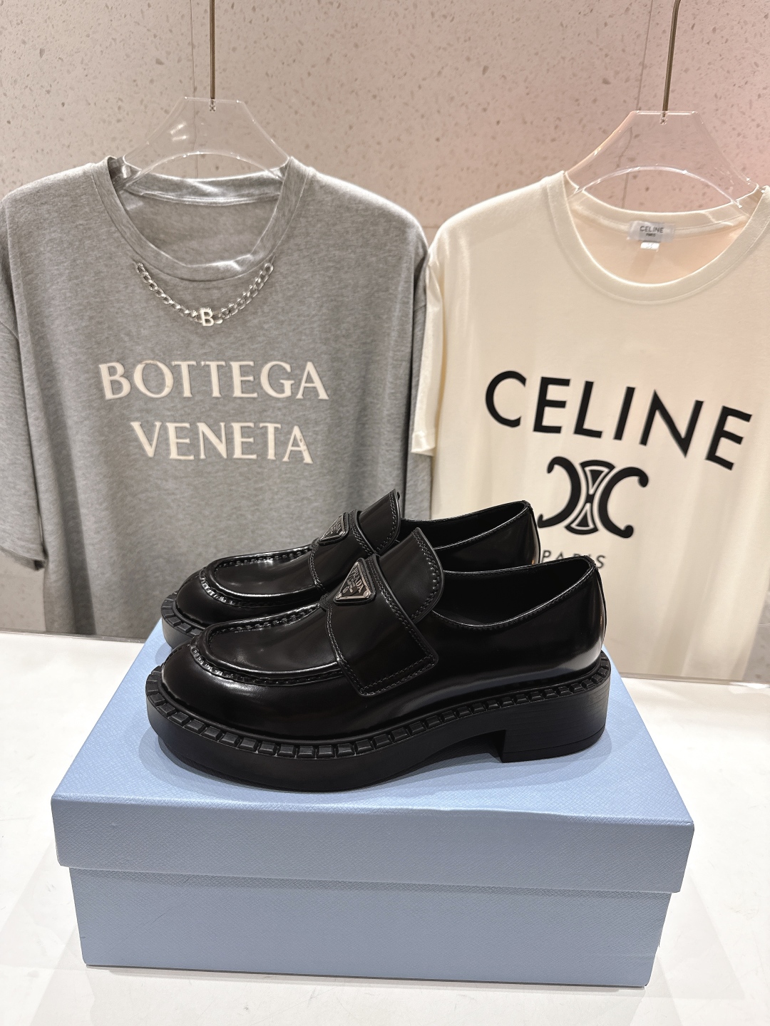 高版本出厂  
 prada* 普拉达ss25new arrival～P家2025ss新品三角扣单鞋乐福