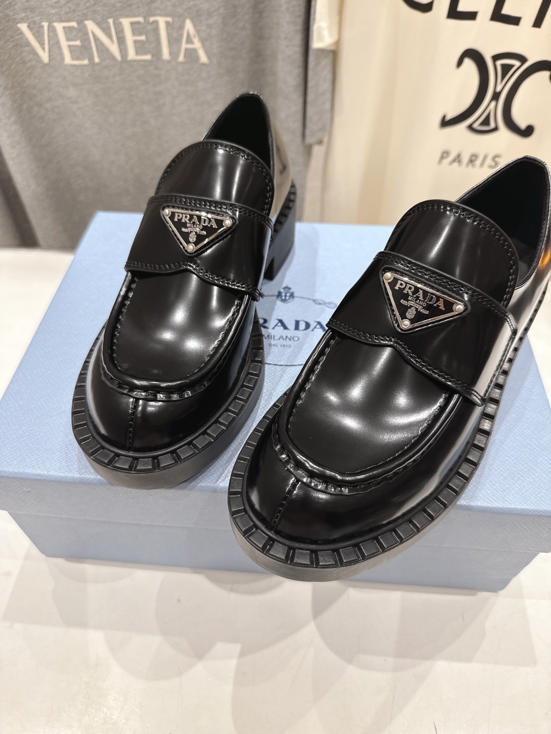 高版本出厂  
 prada* 普拉达ss25new arrival～P家2025ss新品三角扣单鞋乐福