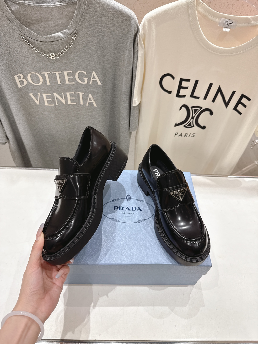 高版本出厂  
 prada* 普拉达ss25new arrival～P家2025ss新品三角扣单鞋乐福