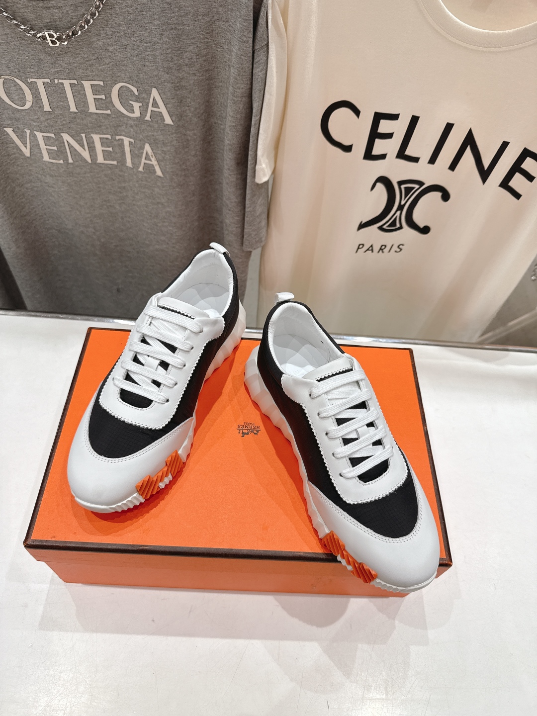 高版本出厂 男码+10 情侣款
   Hermes/爱马仕H家25ss新款情侣运动休闲鞋跑步鞋
经典运动