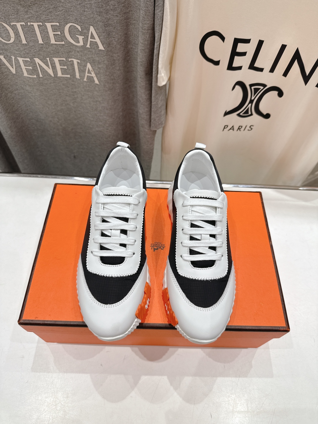 高版本出厂 男码+10 情侣款
   Hermes/爱马仕H家25ss新款情侣运动休闲鞋跑步鞋
经典运动