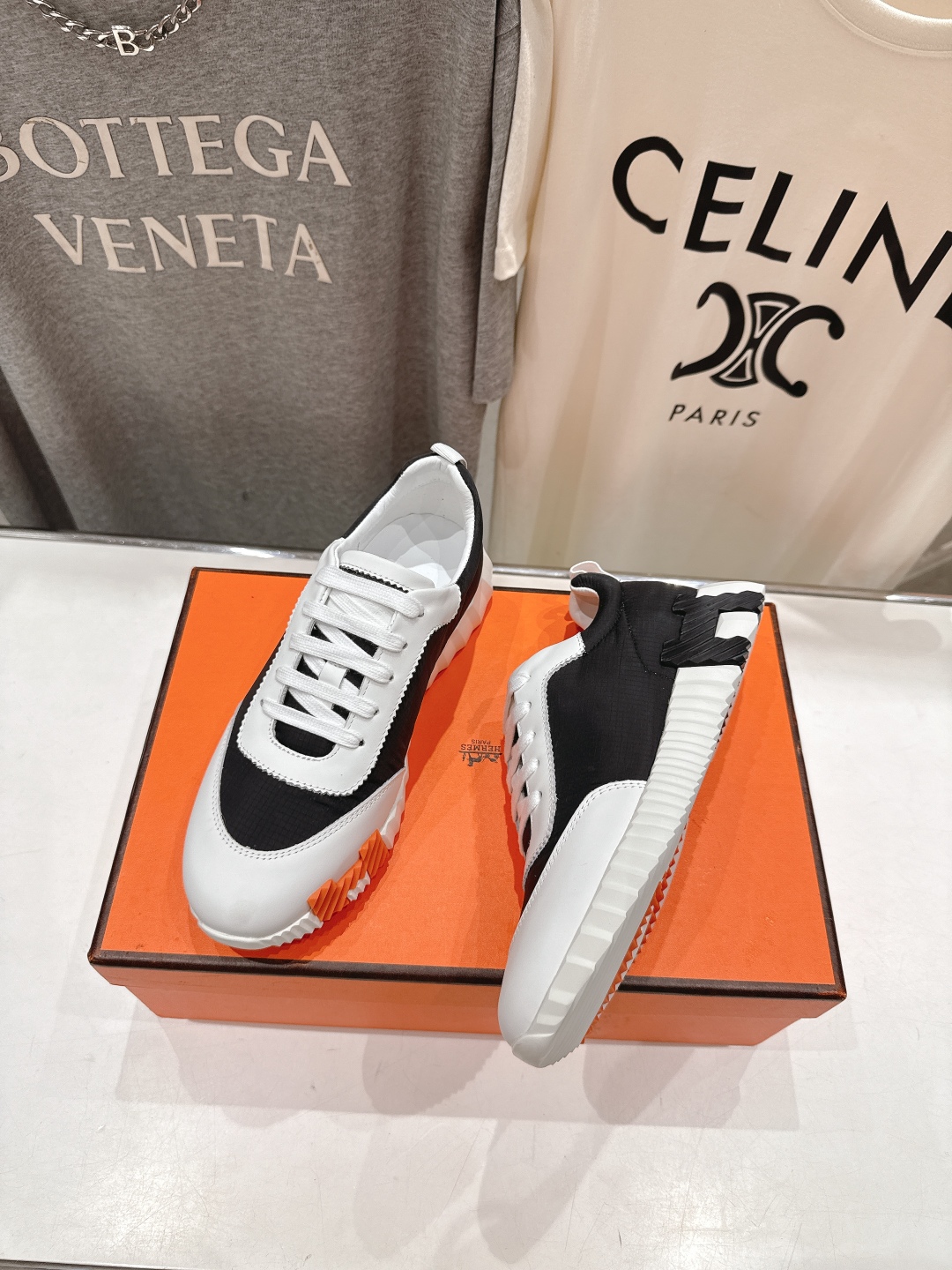 高版本出厂 男码+10 情侣款
   Hermes/爱马仕H家25ss新款情侣运动休闲鞋跑步鞋
经典运动