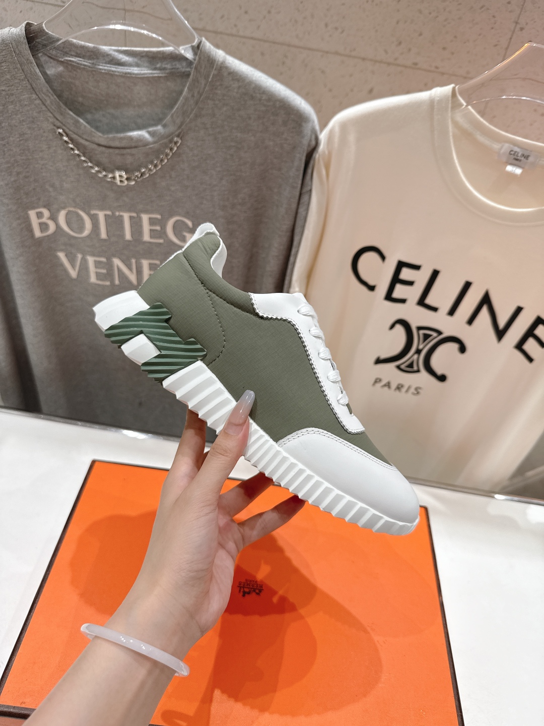 高版本出厂 男码+10 情侣款
   Hermes/爱马仕H家25ss新款情侣运动休闲鞋跑步鞋
经典运动