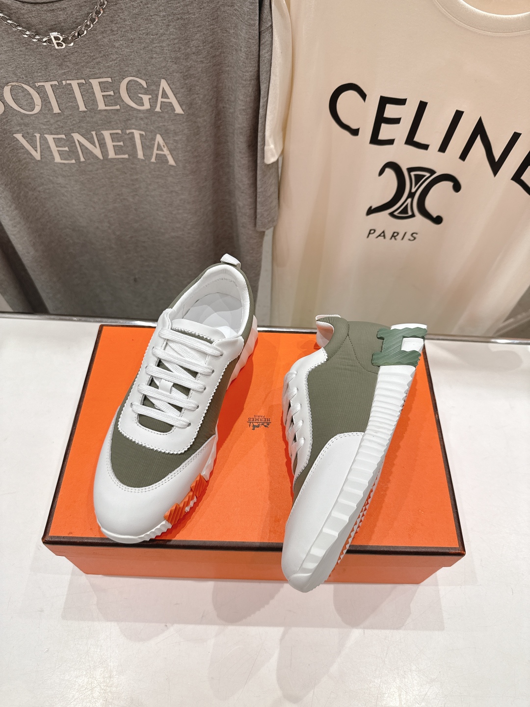 高版本出厂 男码+10 情侣款
   Hermes/爱马仕H家25ss新款情侣运动休闲鞋跑步鞋
经典运动