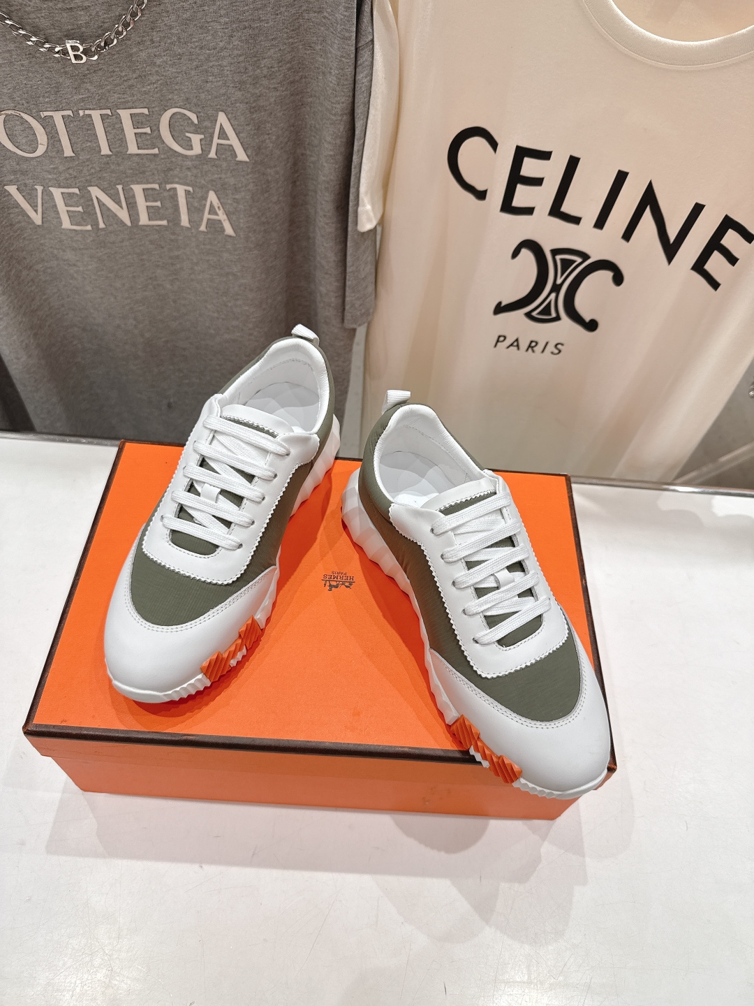 高版本出厂 男码+10 情侣款
   Hermes/爱马仕H家25ss新款情侣运动休闲鞋跑步鞋
经典运动