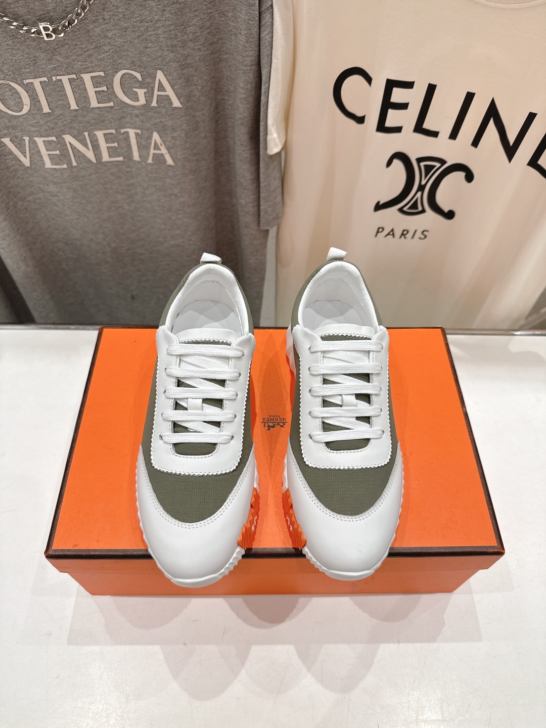 高版本出厂 男码+10 情侣款
   Hermes/爱马仕H家25ss新款情侣运动休闲鞋跑步鞋
经典运动