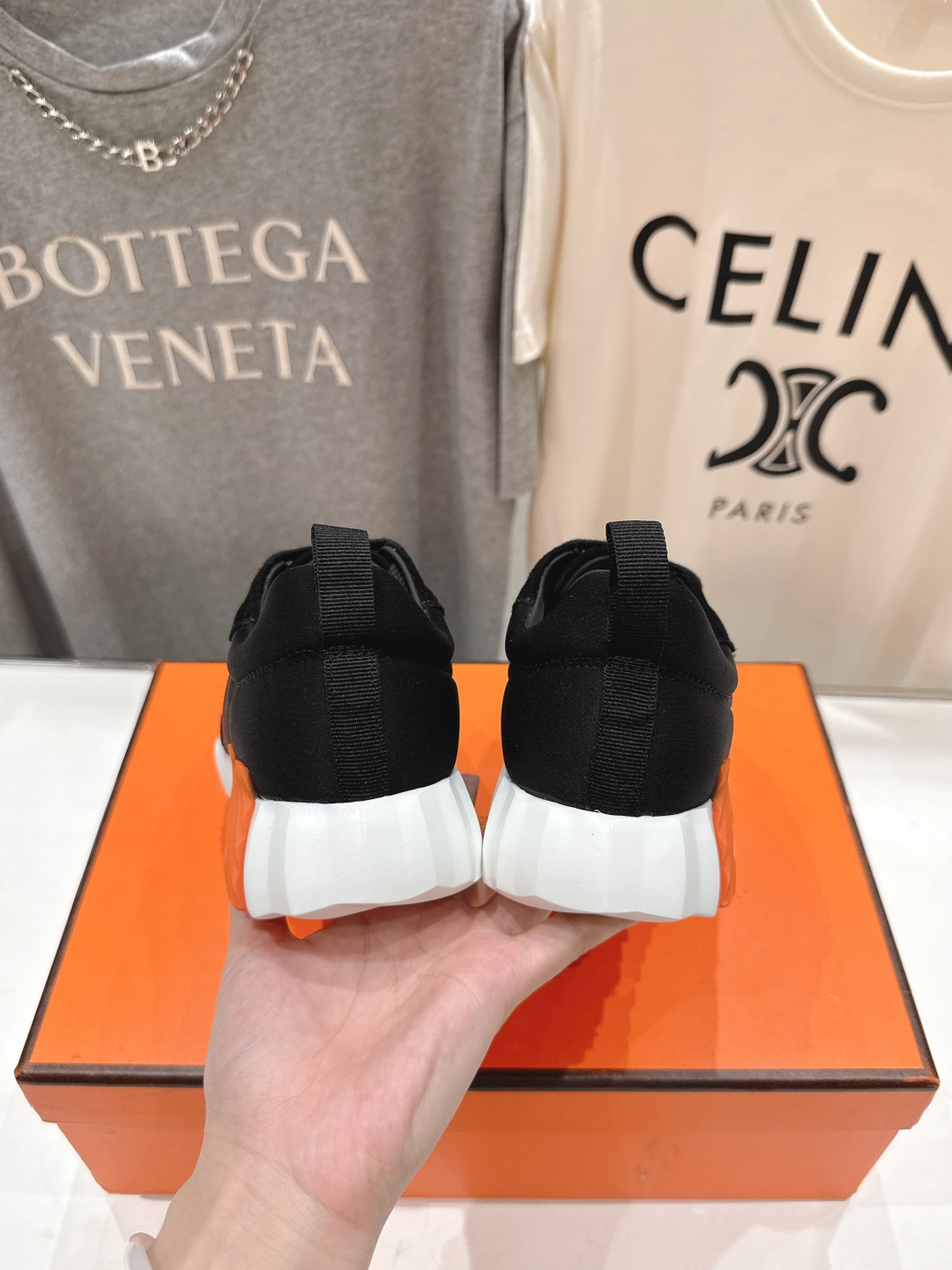 高版本出厂 男码+10 情侣款
   Hermes/爱马仕H家25ss新款情侣运动休闲鞋跑步鞋
经典运动