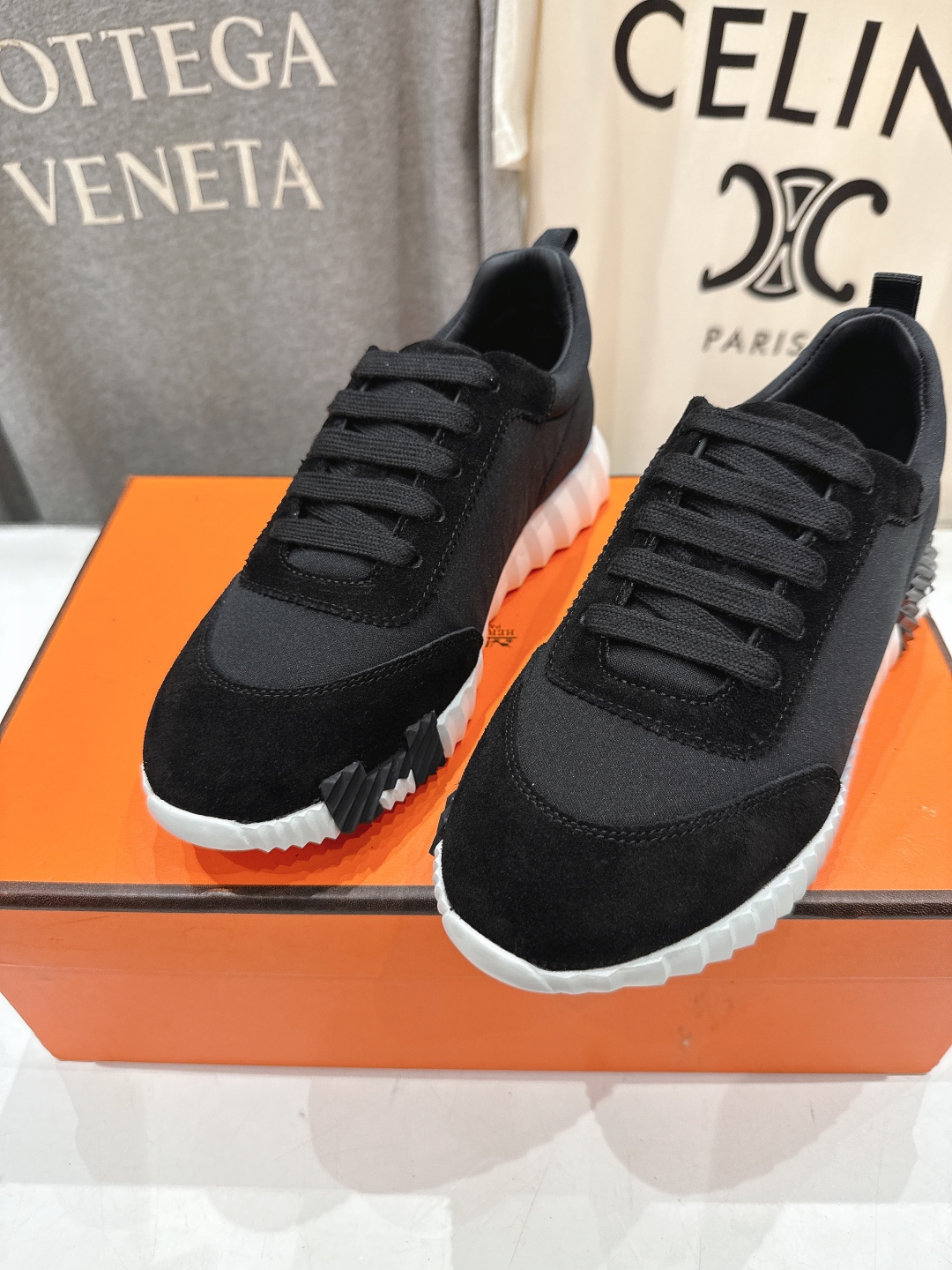 高版本出厂 男码+10 情侣款
   Hermes/爱马仕H家25ss新款情侣运动休闲鞋跑步鞋
经典运动