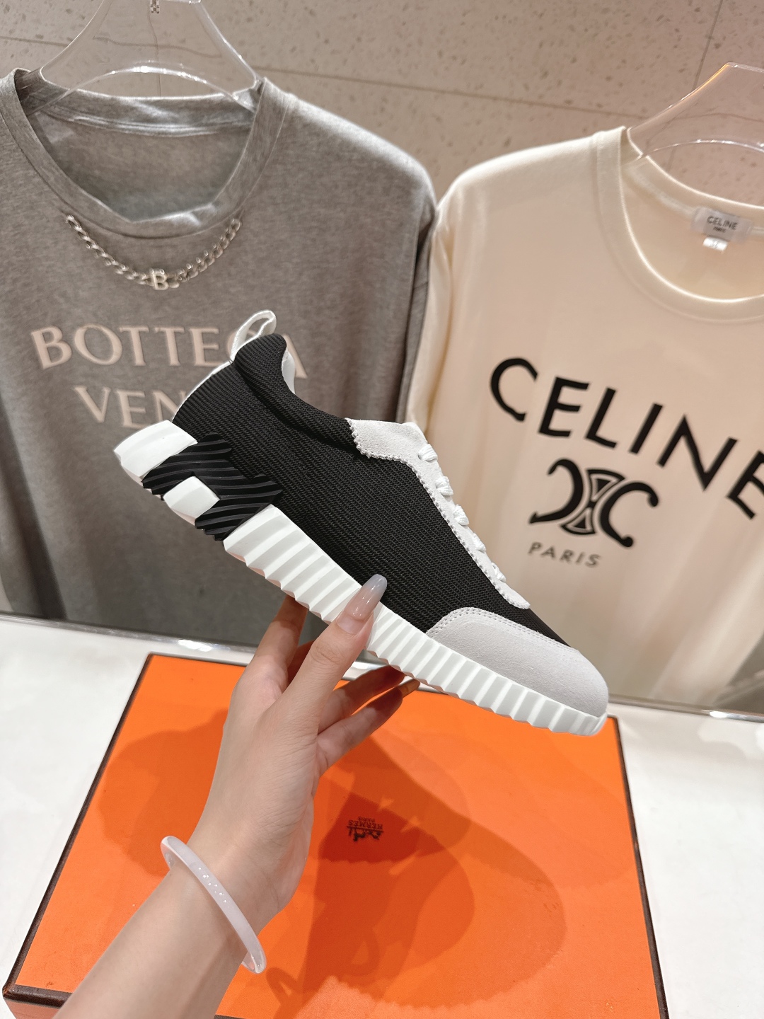 高版本出厂 男码+10 情侣款
   Hermes/爱马仕H家25ss新款情侣运动休闲鞋跑步鞋
经典运动