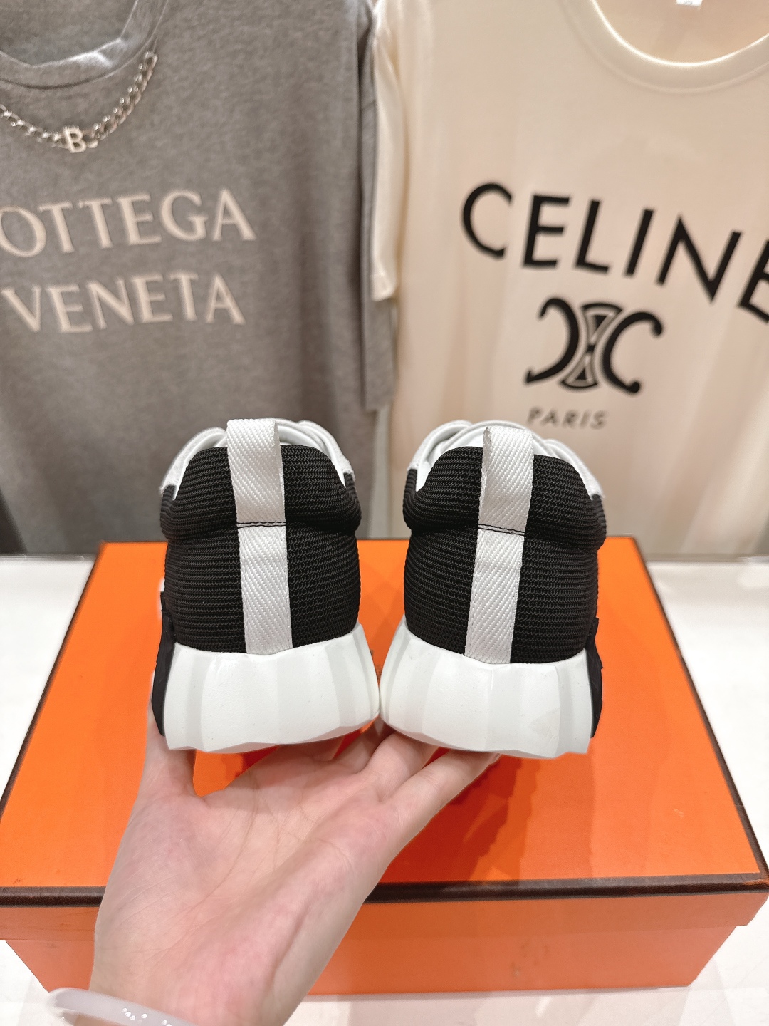 高版本出厂 男码+10 情侣款
   Hermes/爱马仕H家25ss新款情侣运动休闲鞋跑步鞋
经典运动