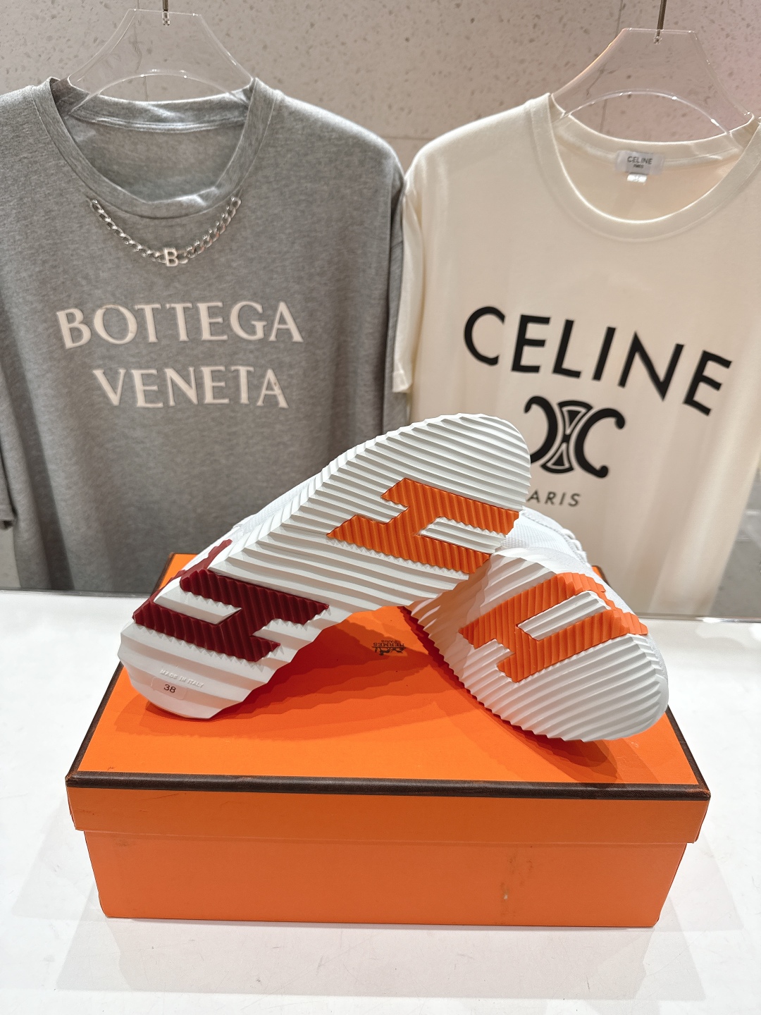 高版本出厂 男码+10 情侣款
   Hermes/爱马仕H家25ss新款情侣运动休闲鞋跑步鞋
经典运动