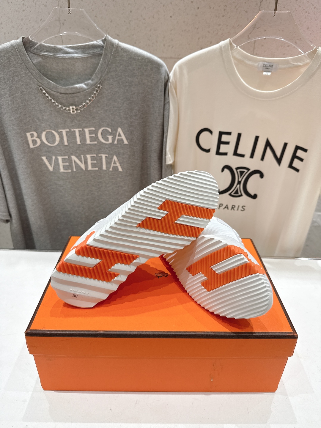 高版本出厂 男码+10 情侣款
   Hermes/爱马仕H家25ss新款情侣运动休闲鞋跑步鞋
经典运动