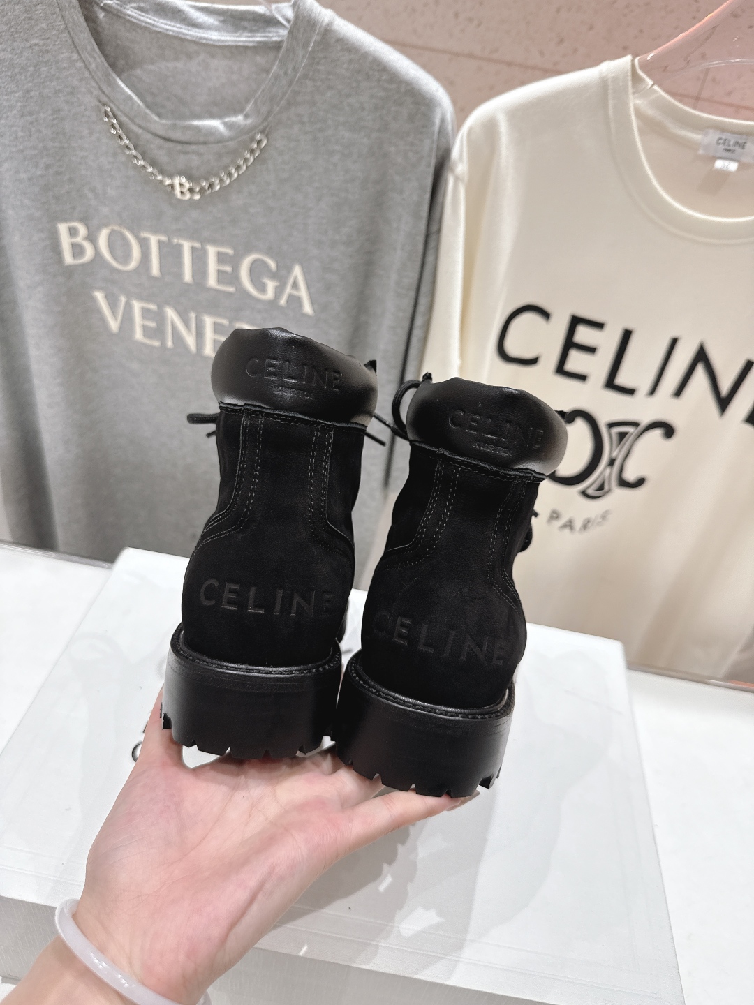 高版本出厂 男码+10
  CELINE*赛琳2025ss新款复古系带情侣款厚底短靴马丁靴骑士靴

网红