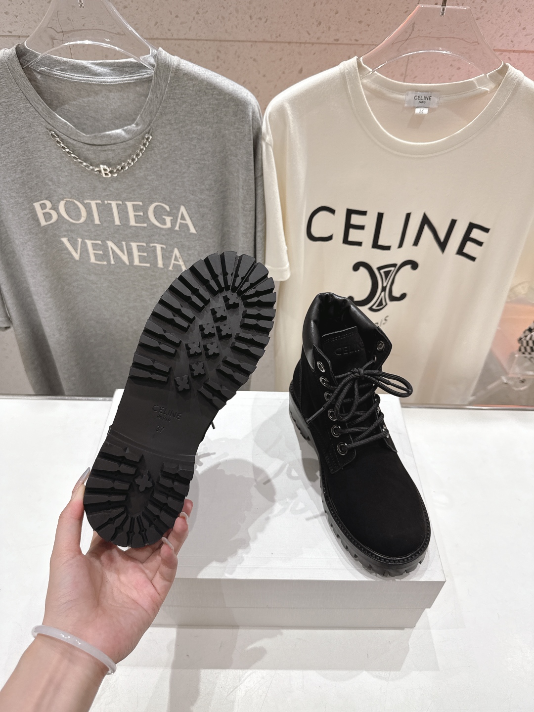 高版本出厂 男码+10
  CELINE*赛琳2025ss新款复古系带情侣款厚底短靴马丁靴骑士靴

网红