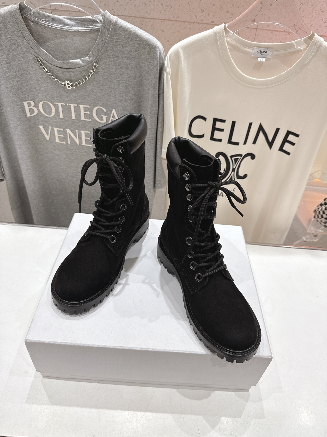 高版本出厂 男码+10
  CELINE*赛琳2025ss新款复古系带情侣款厚底中短靴马丁靴骑士靴

网