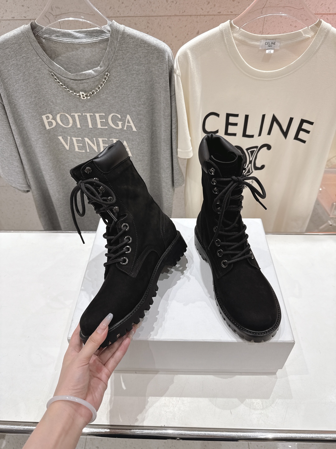 高版本出厂 男码+10
  CELINE*赛琳2025ss新款复古系带情侣款厚底中短靴马丁靴骑士靴

网