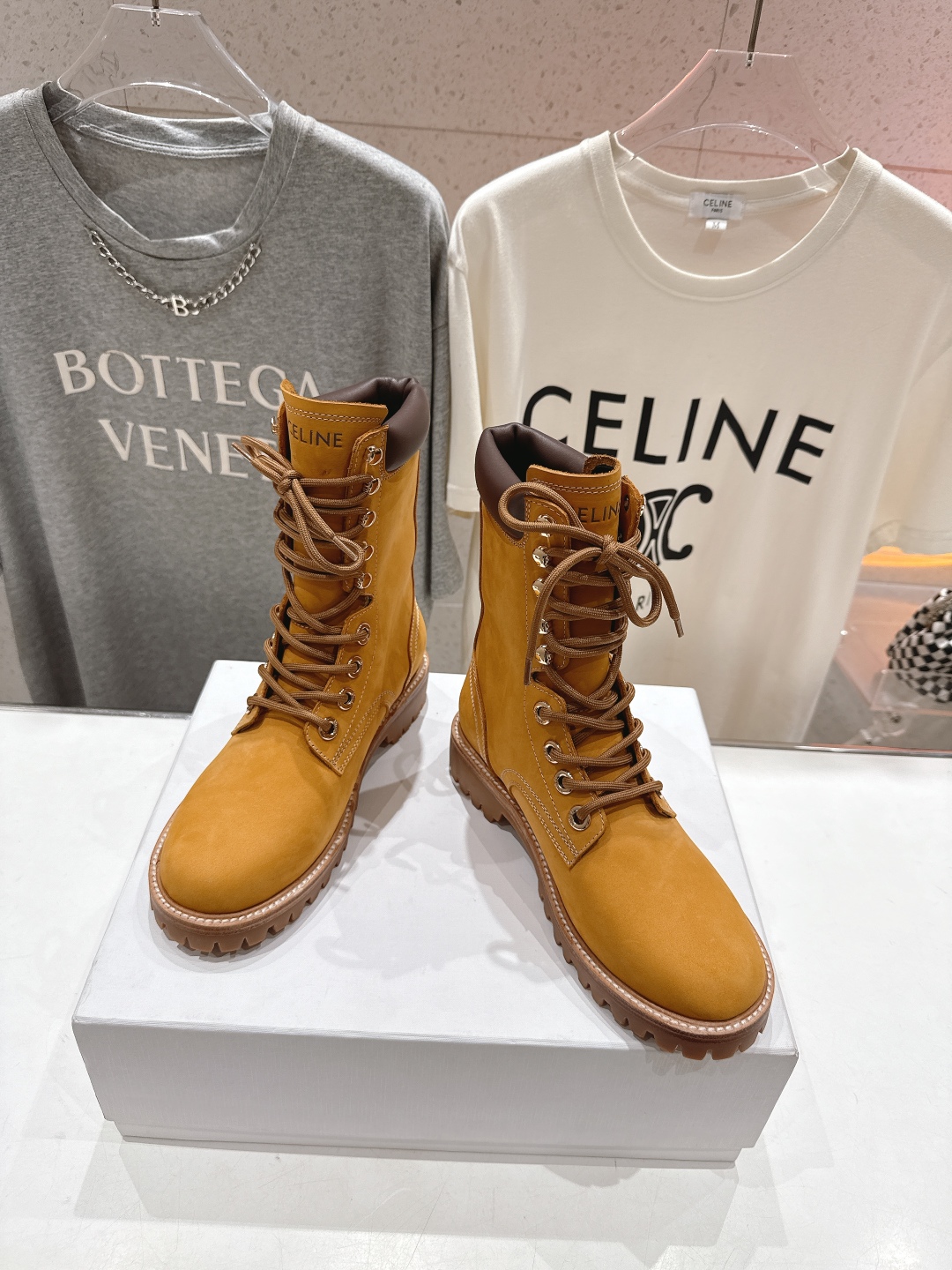 高版本出厂 男码+10
  CELINE*赛琳2025ss新款复古系带情侣款厚底中短靴马丁靴骑士靴

网