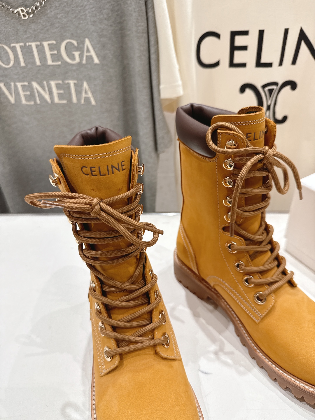 高版本出厂 男码+10
  CELINE*赛琳2025ss新款复古系带情侣款厚底中短靴马丁靴骑士靴

网