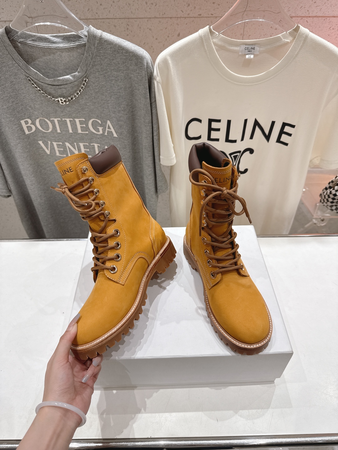 高版本出厂 男码+10
  CELINE*赛琳2025ss新款复古系带情侣款厚底中短靴马丁靴骑士靴

网