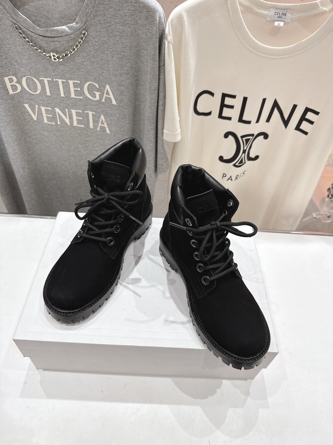 高版本出厂 男码+10
  CELINE*赛琳2025ss新款复古系带情侣款厚底短靴马丁靴骑士靴

网红