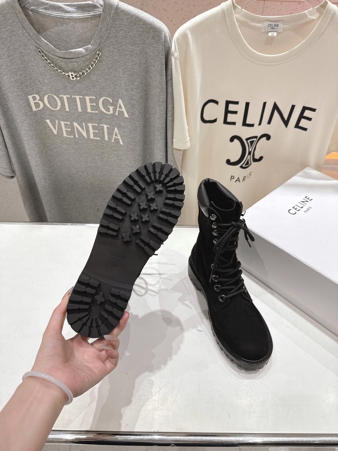 高版本出厂 男码+10
  CELINE*赛琳2025ss新款复古系带情侣款厚底中短靴马丁靴骑士靴

网