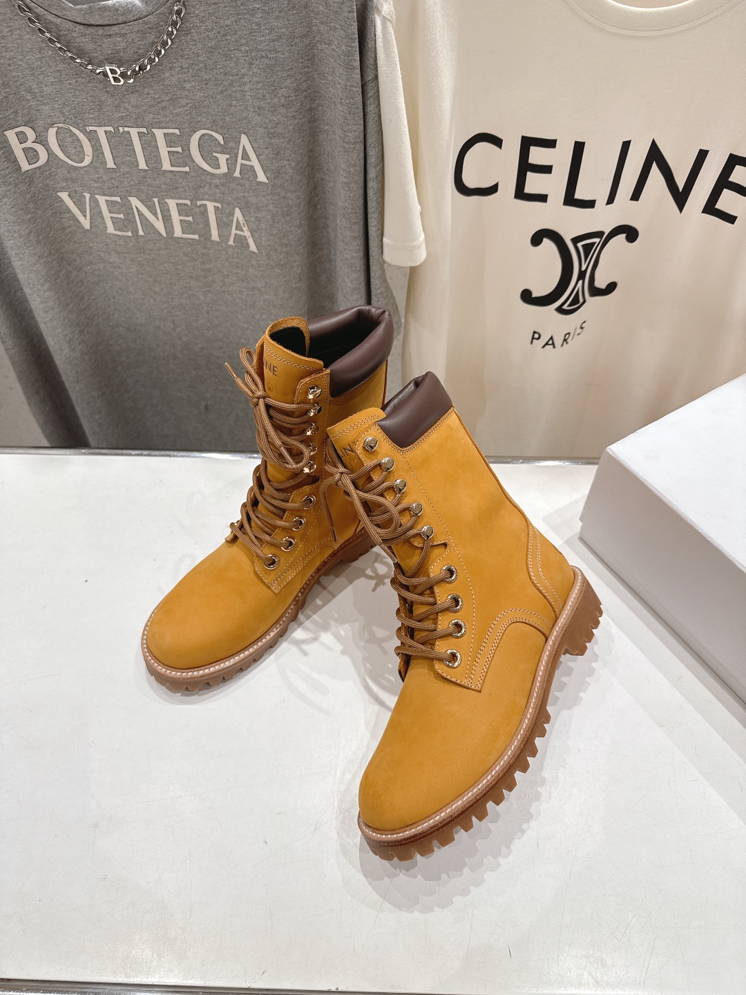高版本出厂 男码+10
  CELINE*赛琳2025ss新款复古系带情侣款厚底中短靴马丁靴骑士靴

网