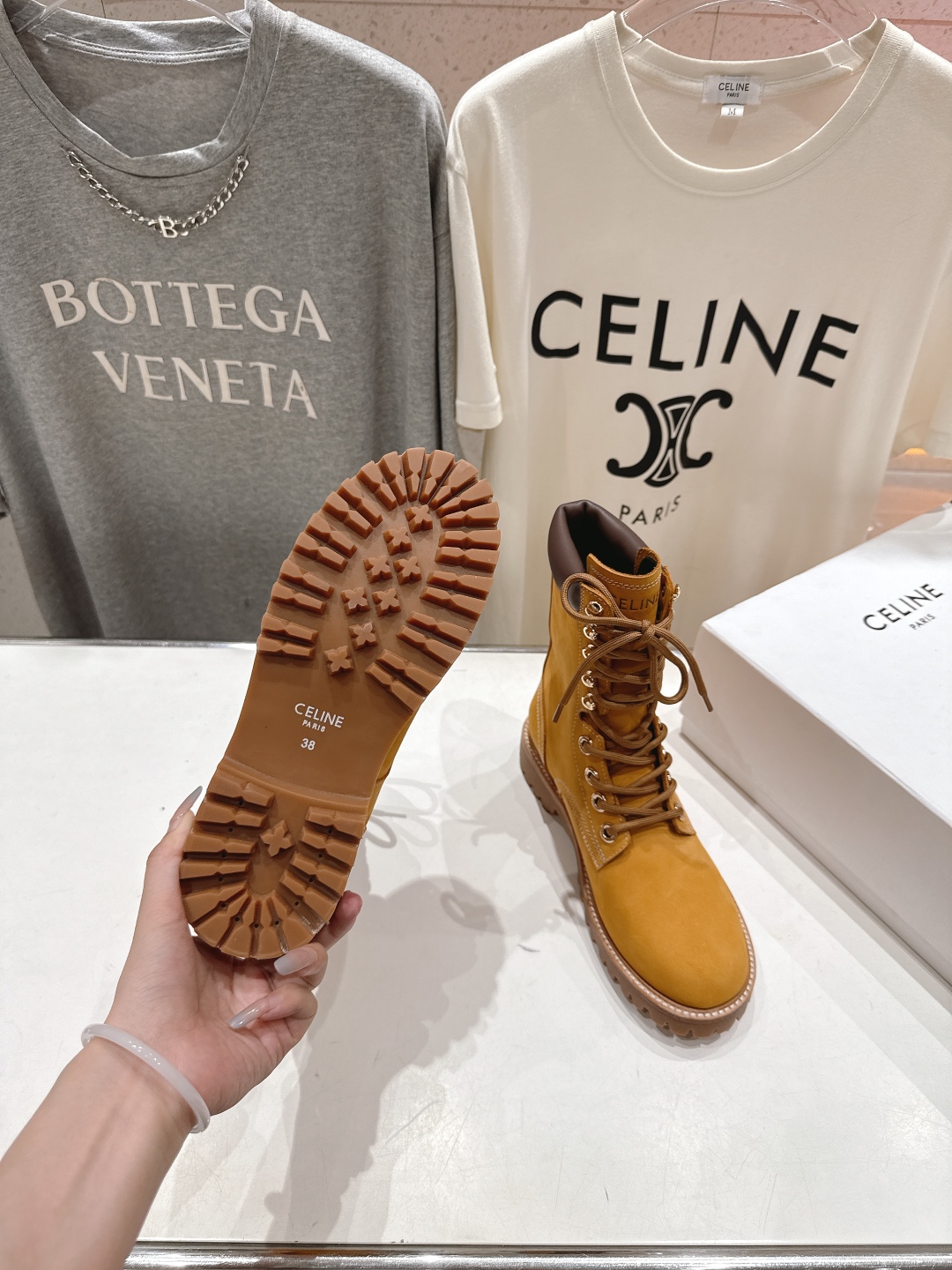 高版本出厂 男码+10
  CELINE*赛琳2025ss新款复古系带情侣款厚底中短靴马丁靴骑士靴

网