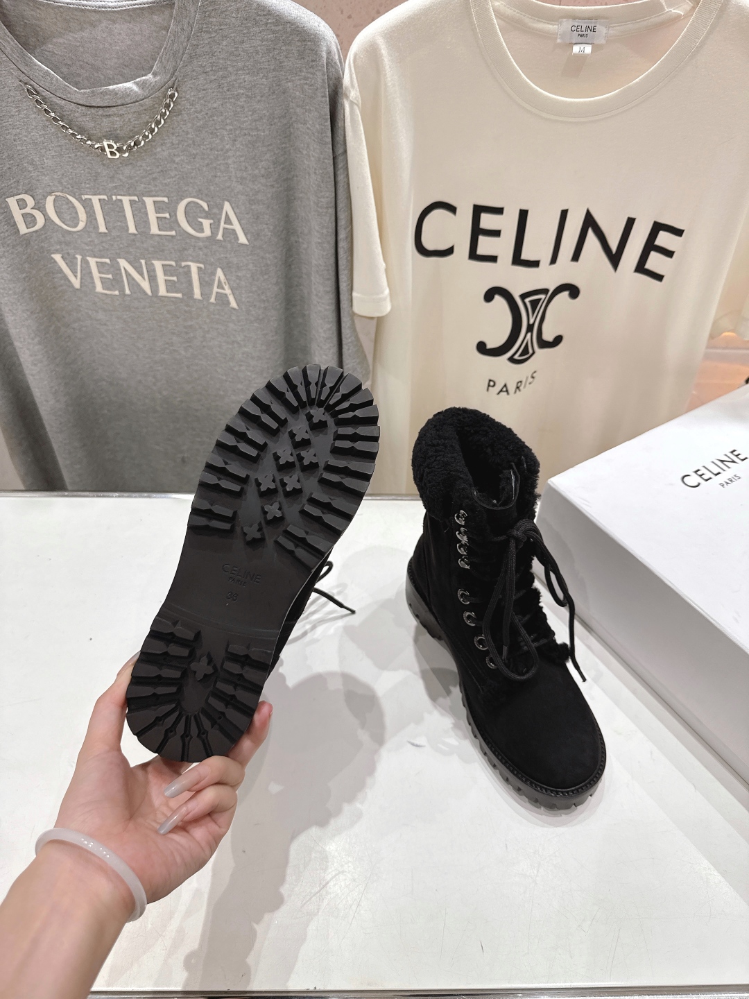 高版本出厂 毛里 男码+10
  CELINE*赛琳2025ss新款复古系带情侣款毛里厚底中短靴马丁靴骑
