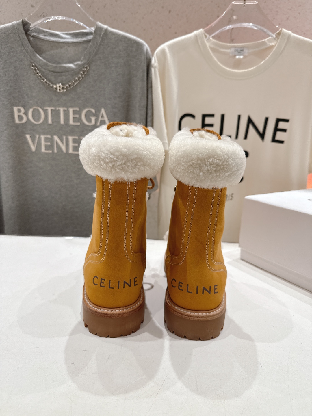 高版本出厂 毛里 男码+10
  CELINE*赛琳2025ss新款复古系带情侣款毛里厚底中短靴马丁靴骑