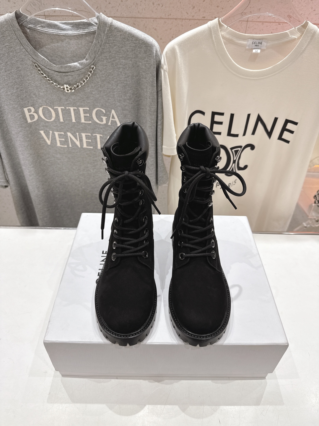 高版本出厂 男码+10
  CELINE*赛琳2025ss新款复古系带情侣款厚底中短靴马丁靴骑士靴

网